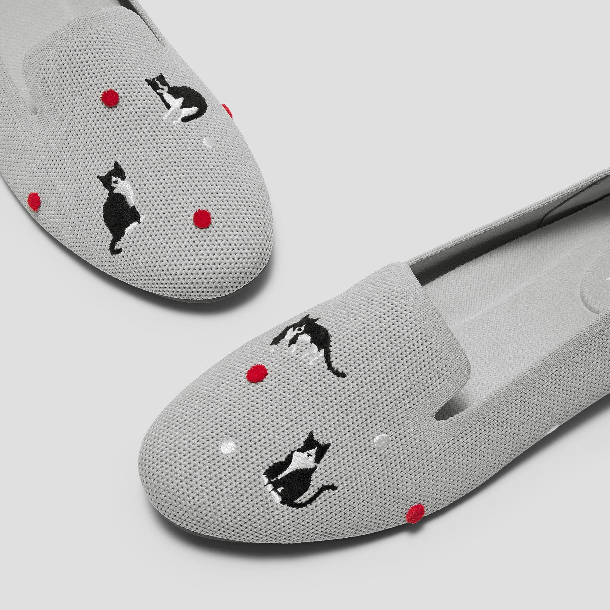 Audrey] ラウンドトゥ アニマル刺繍 ローファー – VIVAIA JAPAN