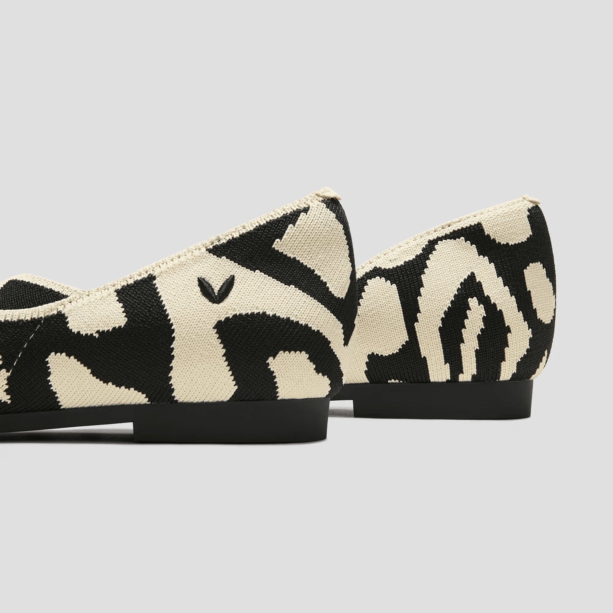 Melia 2.0] ポインテッドトゥ Vカット フラットシューズ – VIVAIA JAPAN