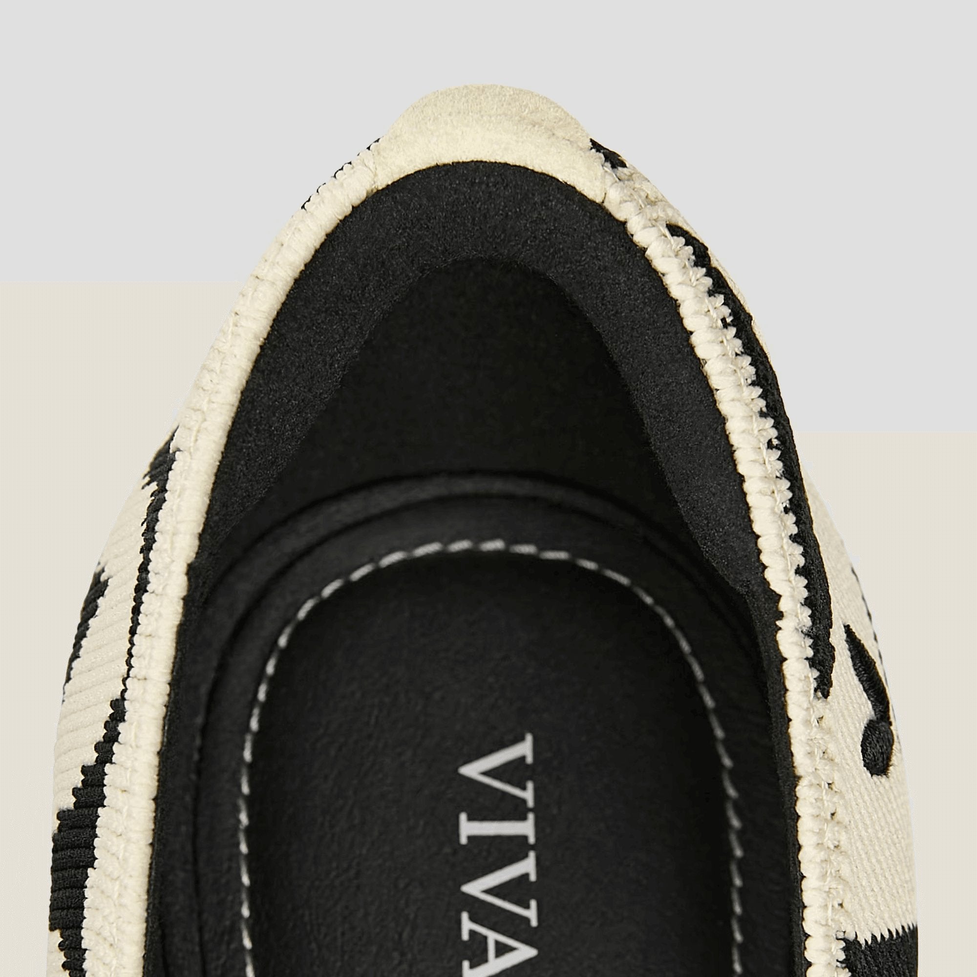 Melia 2.0] ポインテッドトゥ Vカット フラットシューズ – VIVAIA JAPAN