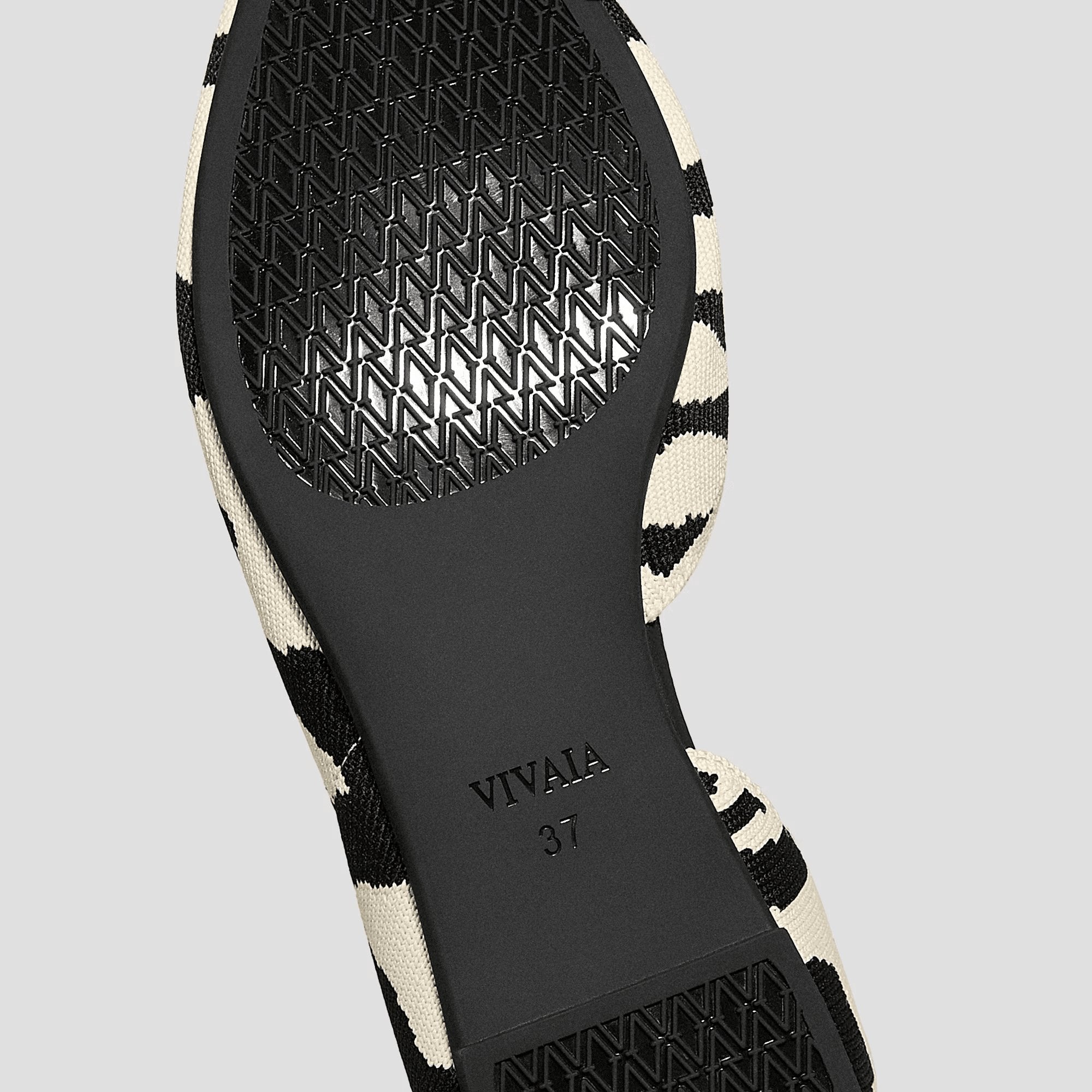 Melia 2.0] ポインテッドトゥ Vカット フラットシューズ – VIVAIA JAPAN