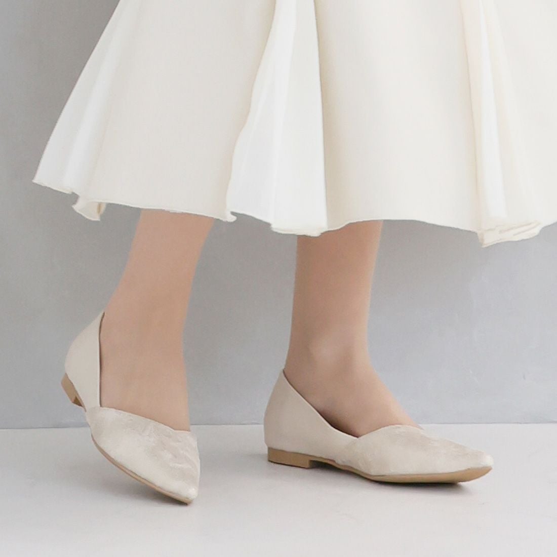 2026年春新色追加】ポインテッドトゥVカット切り替えデザインフラット