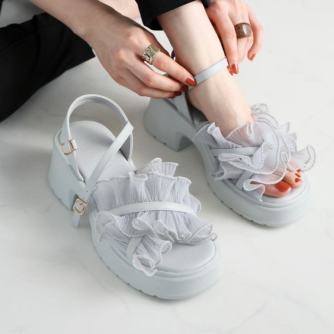 2026年夏新色追加】シアークロスフリル厚底ストラップサンダル ｜靴