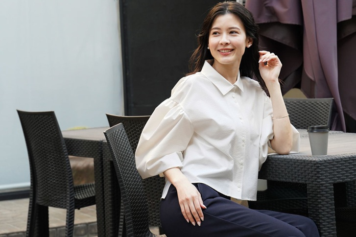 着るだけでサマになるシルエット、女性らしい軽やかさが魅力の