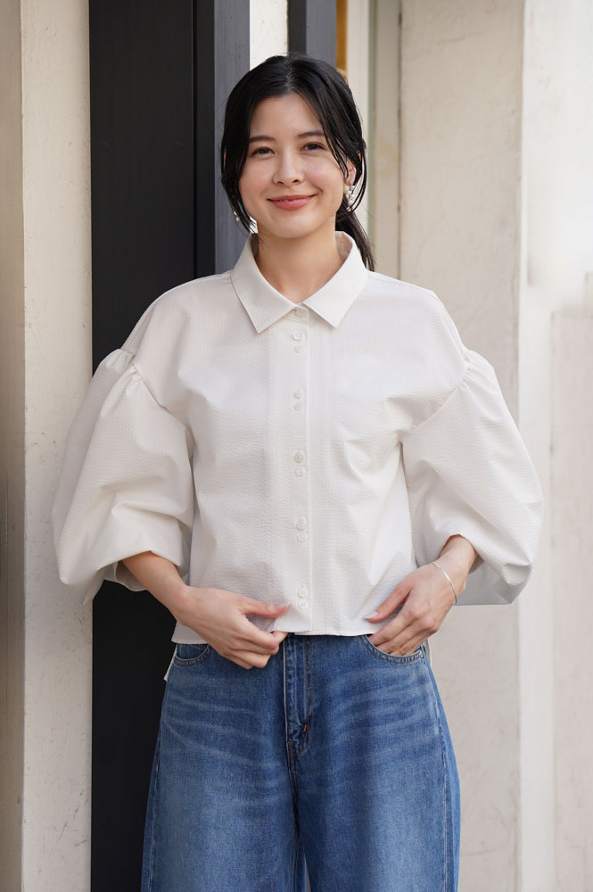 着るだけでサマになるシルエット、女性らしい軽やかさが魅力の