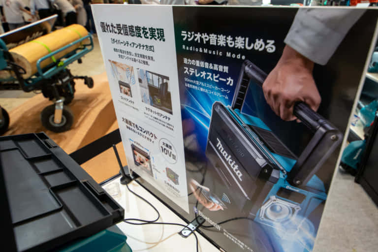 マキタ TV100充電式ラジオ付きテレビ 、電動工具用バッテリーで動く