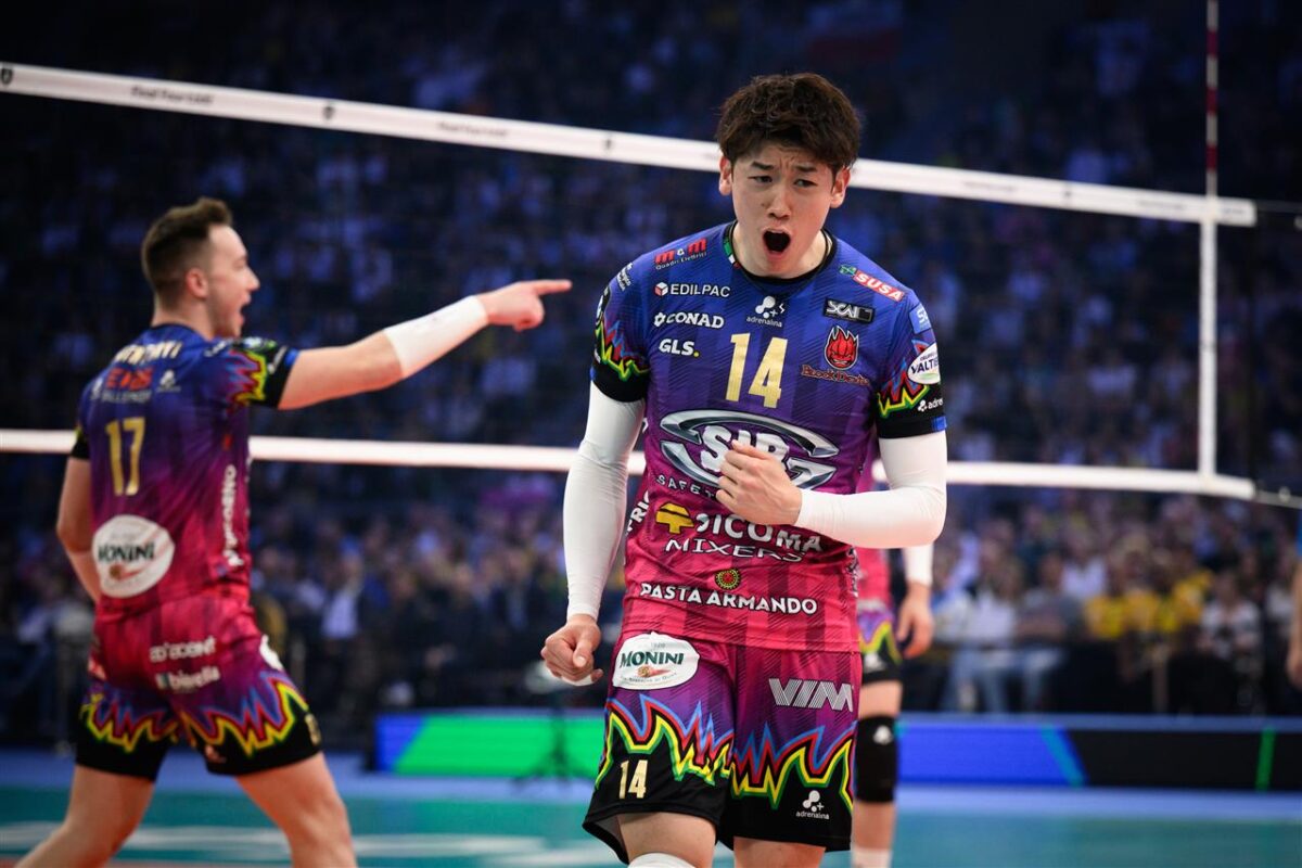 激闘のフルセットを制し優勝トロフィーを手にしたのはペルージャ