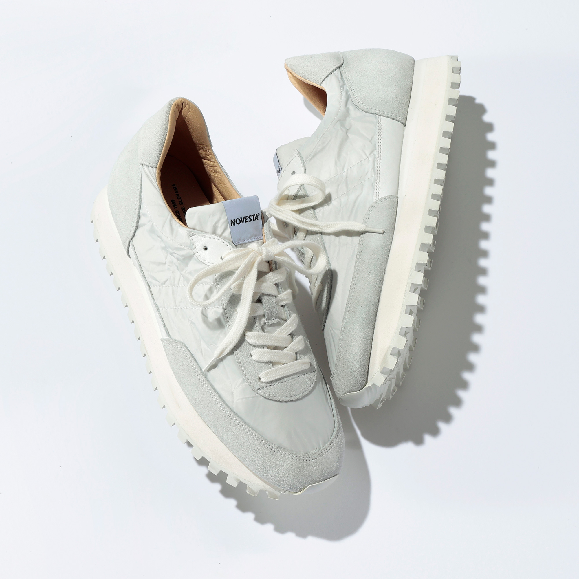 旬ボトムに合う秋スニーカーはコンサバ『White＆Gray＆Black』がいい