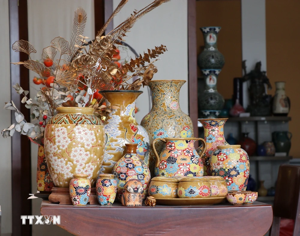 ドンナイ省：ビエンホアで花柄の古代青釉陶器の魂を保存する。