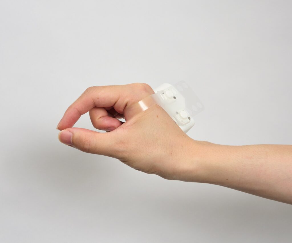 Diver-X、法人/研究向けXR用小型触覚デバイス「ContactGlove Lite」を