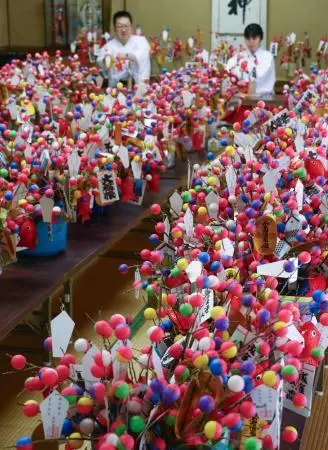 節分前にカラフル縁起物「吉兆」 世界遺産・熊野速玉大社 - 長崎新聞