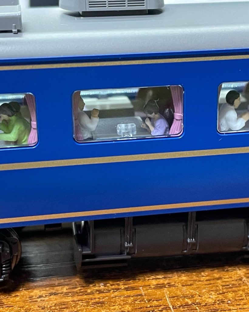 HOゲージのサイズで食堂車の乗客たちをリアルに再現 - わき役黒ちゃん