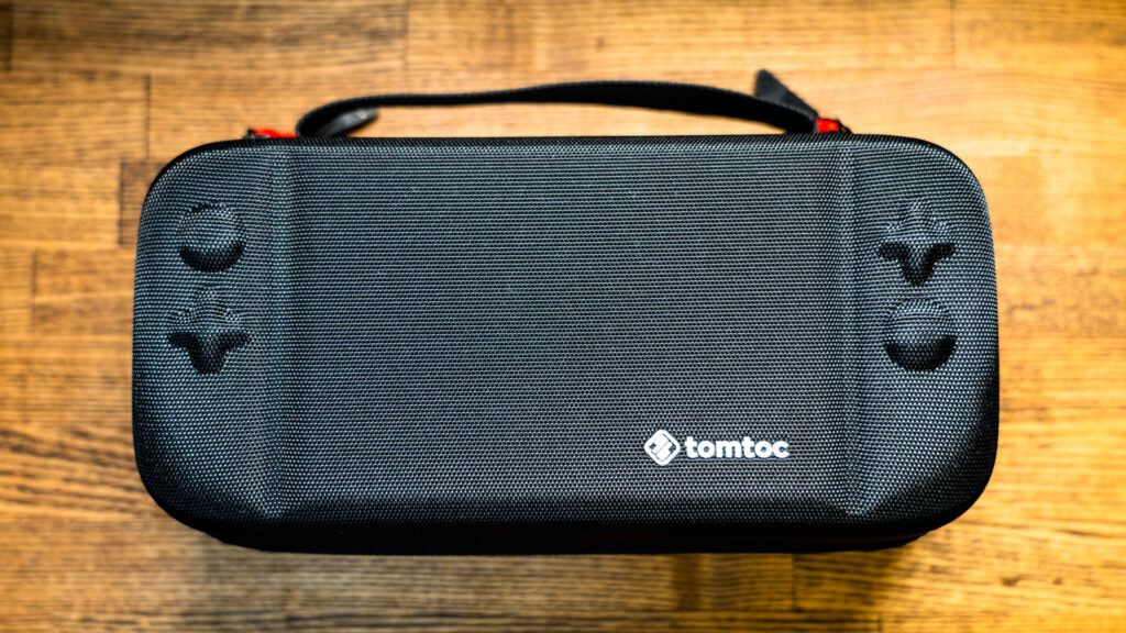 レビュー】プロコンもアダプターもカードも収納。tomtoc Nintendo