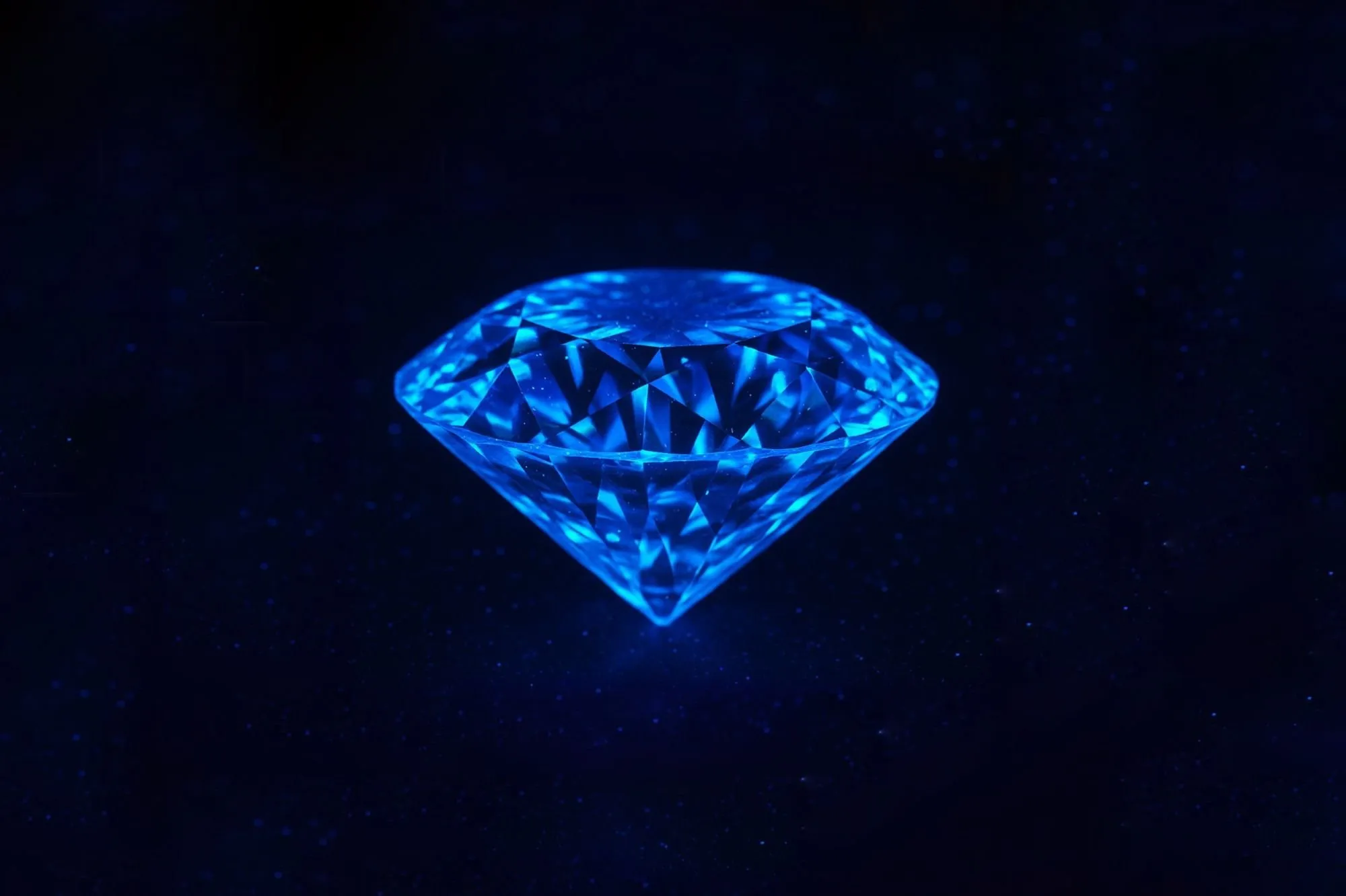 天然ダイヤモンドの蛍光性 – 業界に蔓延する誤解と真実 | W&J Today Online