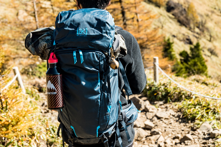 バートンのテクニカルパックを背負って、秋山を登る。 | GO OUT WEB