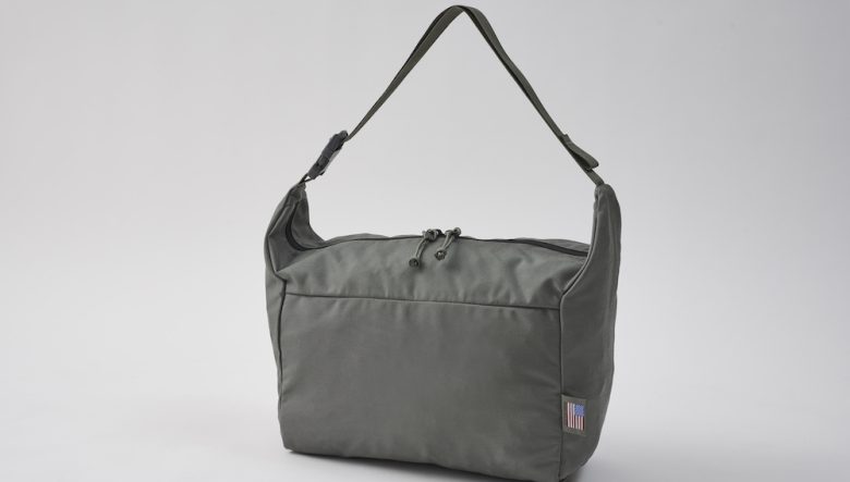 ミステリーランチの傑作スタッフサックが、ショルダーバッグとして