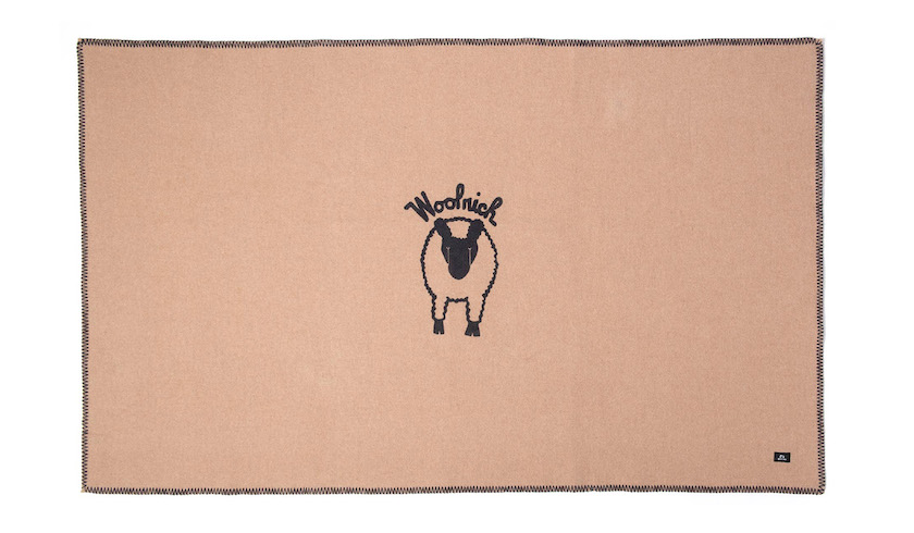 希少なウールを贅沢に使用したウールリッチの新作ケープで、プラスαの