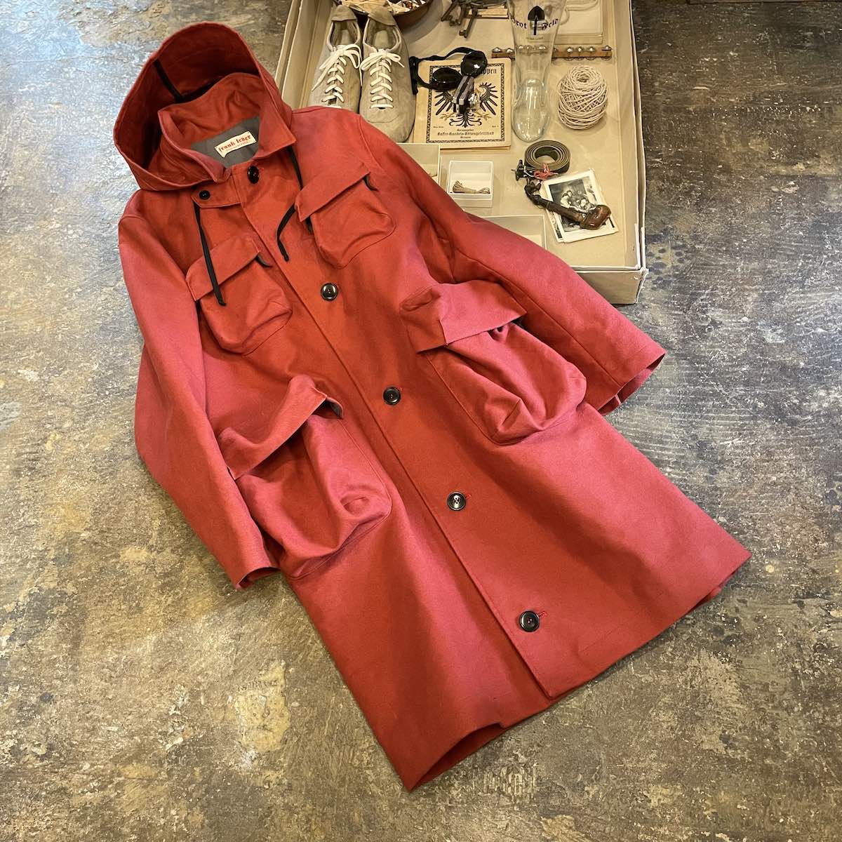 フランクリーダーが、”自立するほどタフな生地”で新作コートをリリース