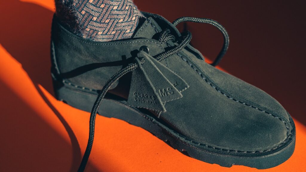 防水仕様のクラークスに、ビームス限定の大人なネイビーが仲間入り