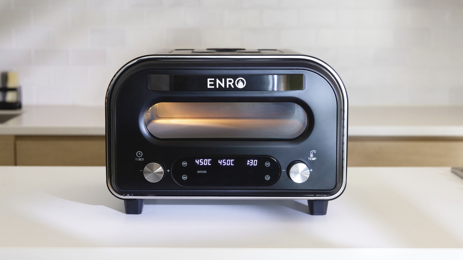 450℃ の最大火力でお店レベルのクオリティが出せる。ピザ窯専門