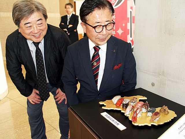 職人技、鋳銅のすしオブジェ 高岡伝振協50周年で製作、万博でも展示