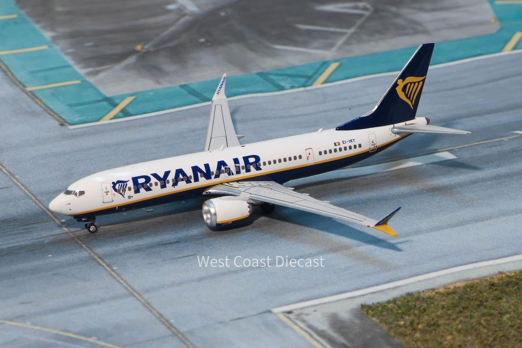 October 2025 Release Phoenix Models Ryanair Boeing 737 MAX 8-200