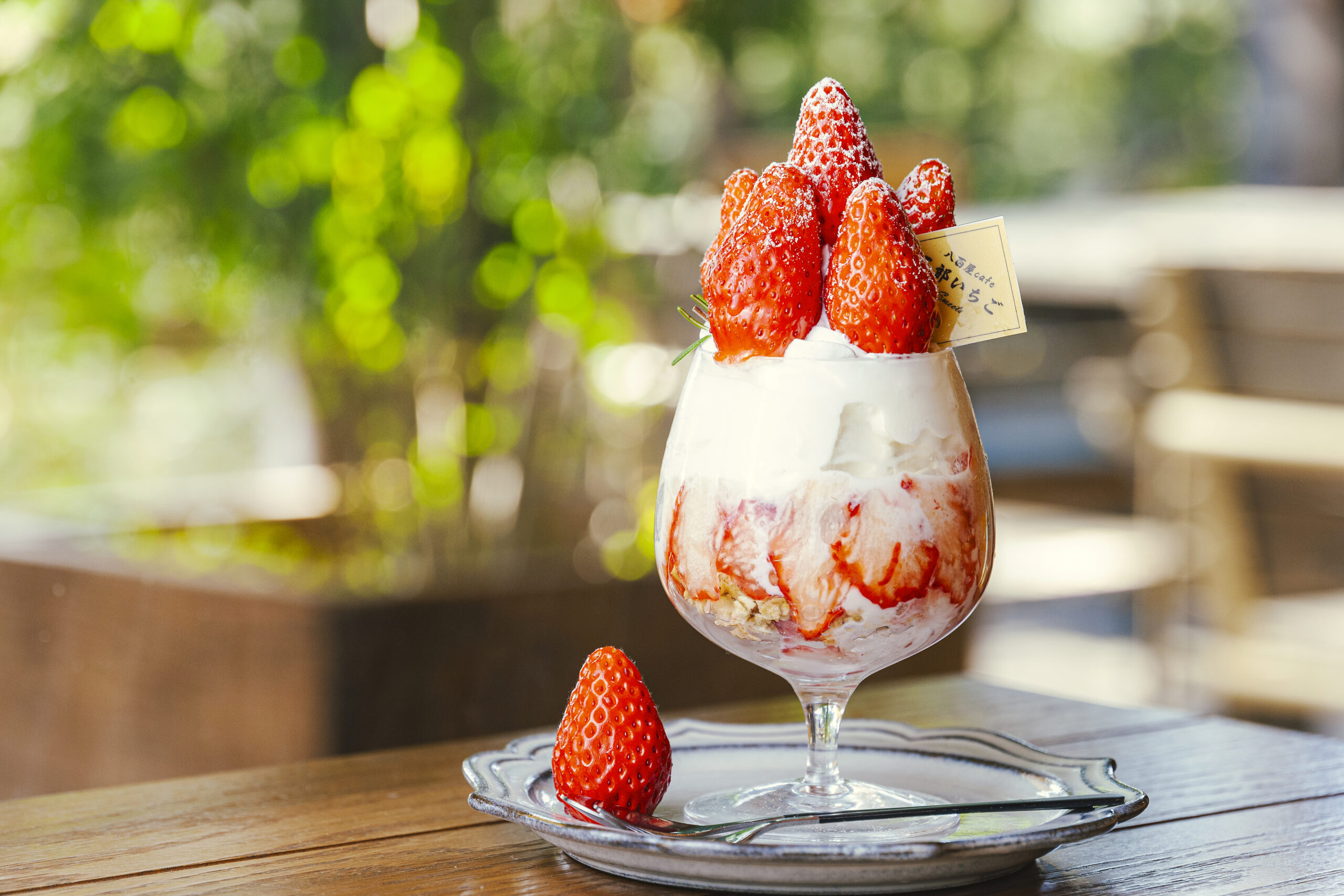 新鮮イチゴの春色パフェ | イチゴで春を満喫 | ワンダフルコウベweb