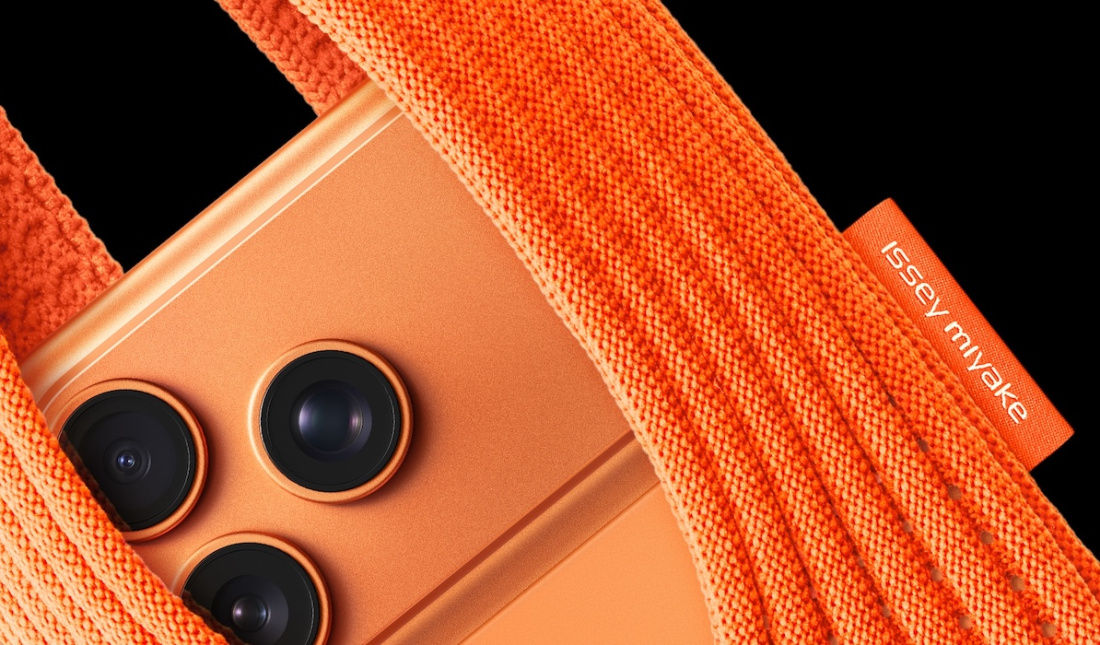 ISSEY MIYAKE × Apple Introduce the iPhone Pocket