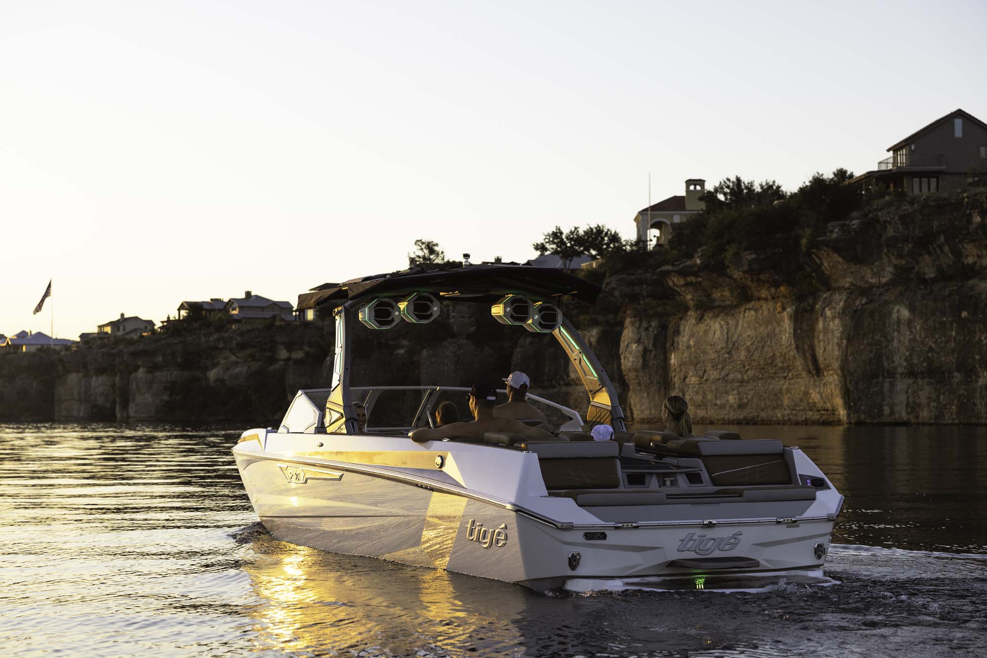 Tige Ultré 25ZX 2025 / 25′5″ (7.75 m) / seating 19 / Price on