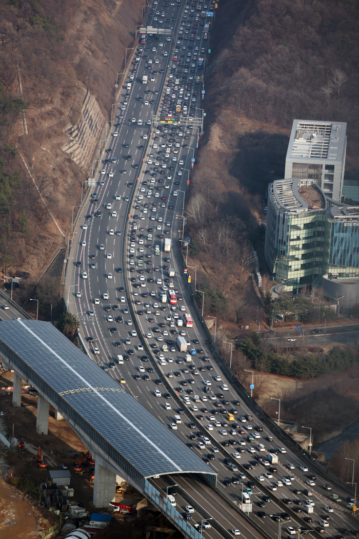 旧正月連休を翌日に控え、早くも故郷に向かう車で、全国の高速道路で