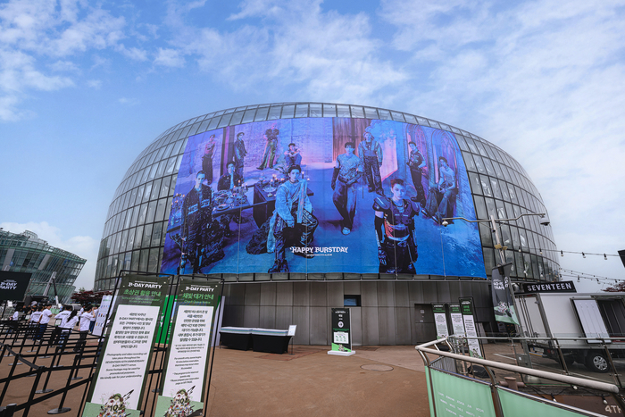 無料で行われたグループSEVENTEENのデビュー10周年記念潜水橋公演に