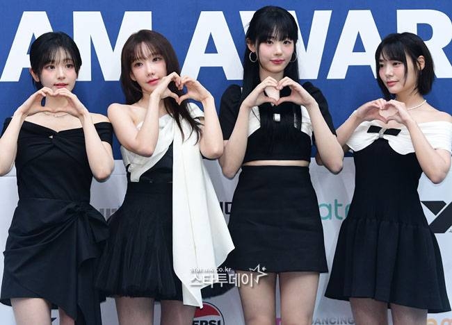 Band QWER (Chodan, Magenta, Siyeon, Hina) has released the current