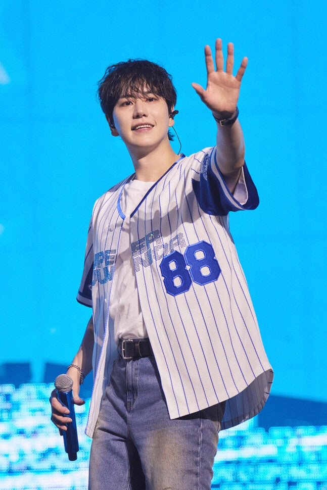 グループスーパージュニアのキュヒョンが公演途中に負傷した。24日