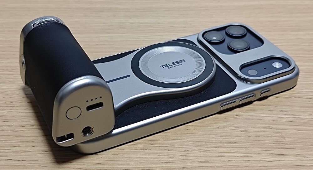 iPhone 17 Pro Max用、TELESIN カメラグリップに付属のケース 実機