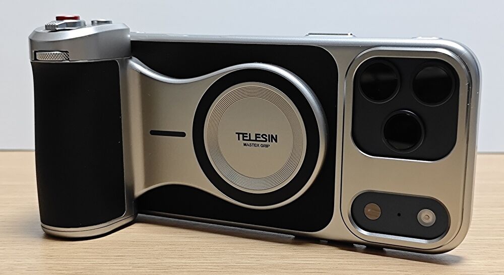 iPhone 17 Pro Max用、TELESIN カメラグリップに付属のケース 実機