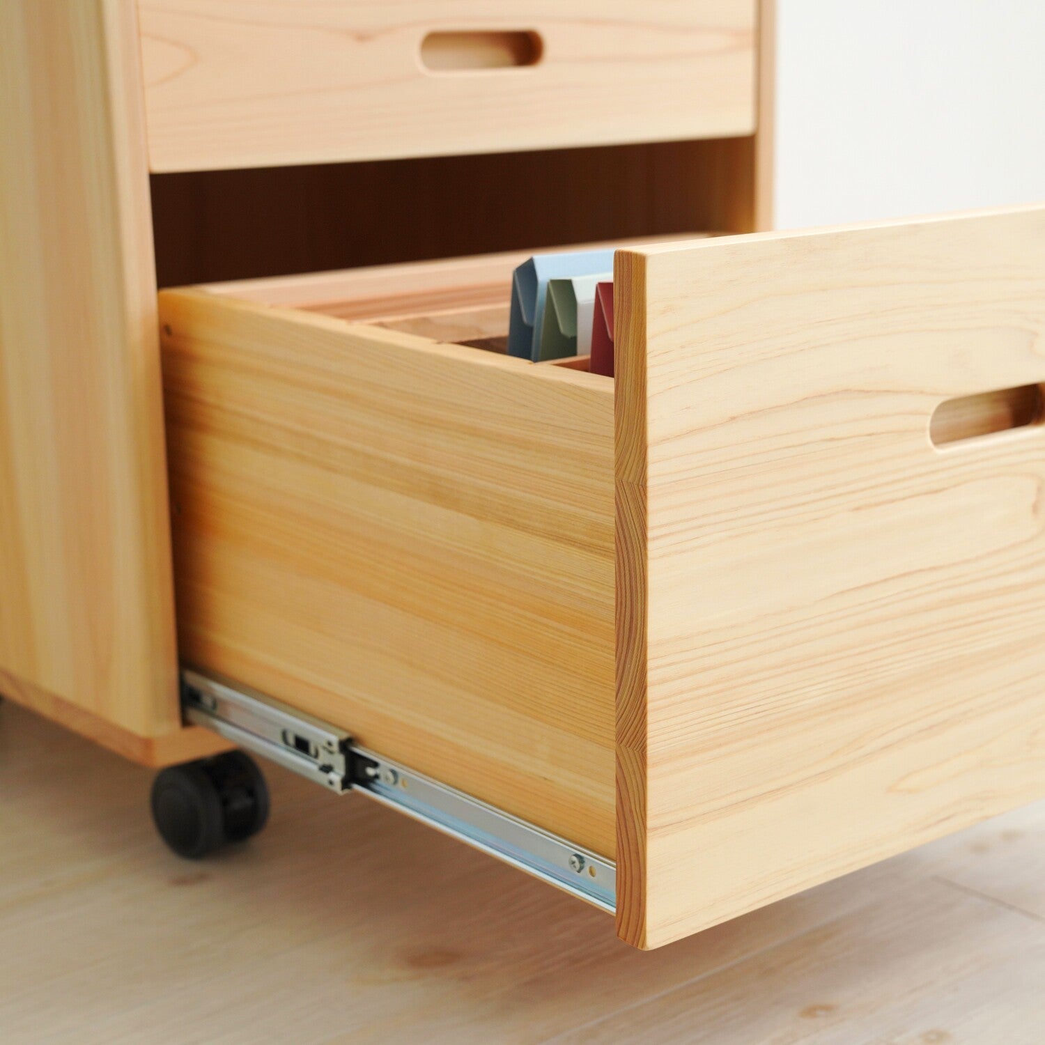 ファイルやA4サイズが入る便利な学習机専用ワゴン【学習机ワゴン