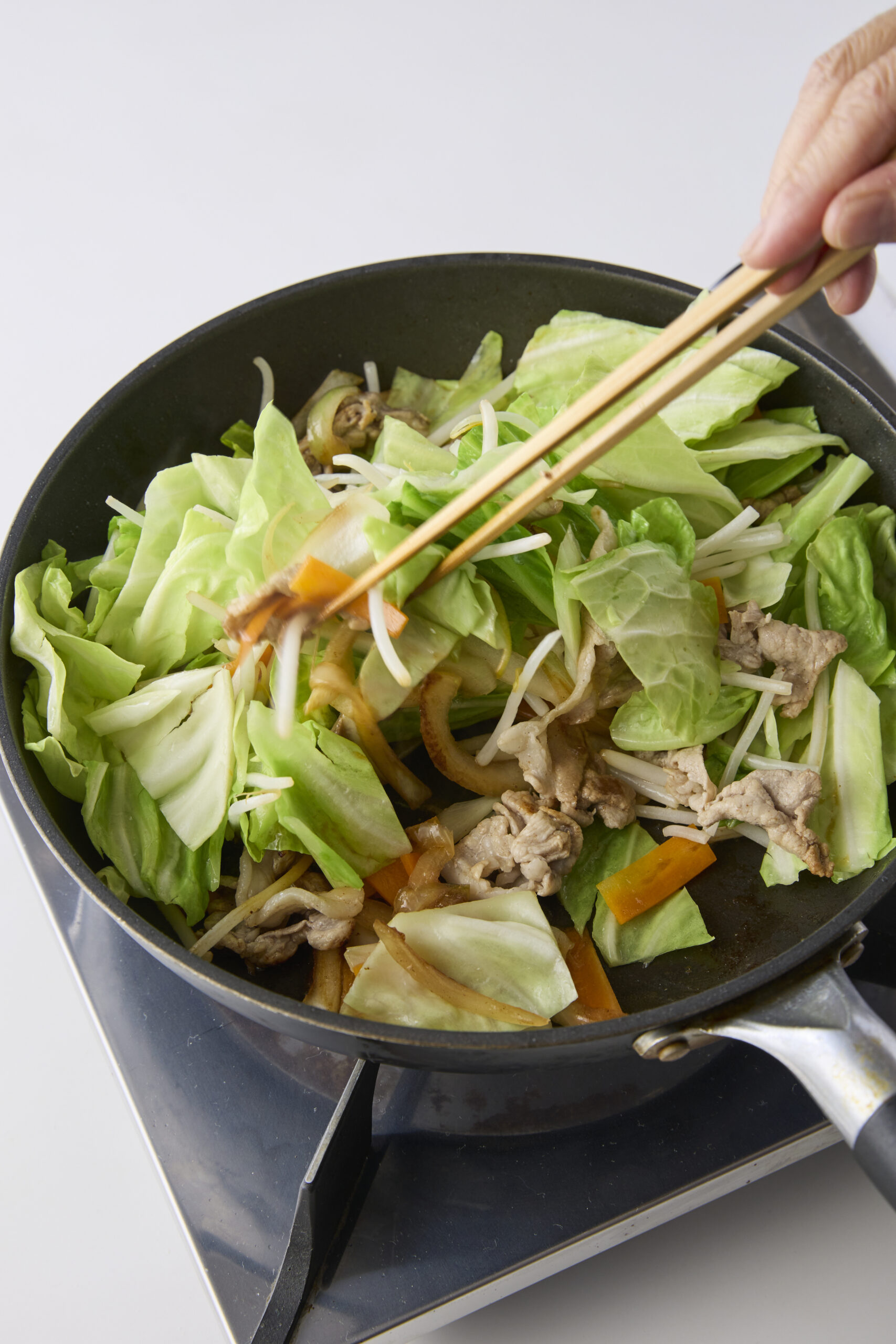 シャキッと簡単『基本の肉野菜炒め』人気レシピ／味つけは塩こしょう