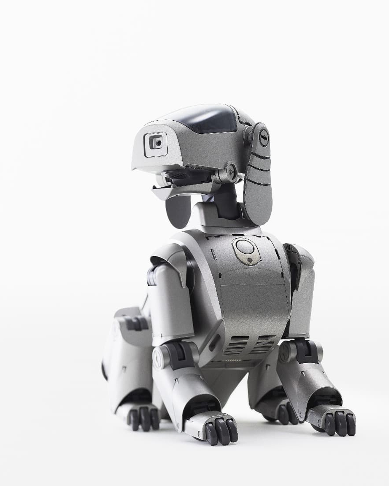 世界初の家庭用エンタメロボット“AIBO”。1999年に初期モデルの