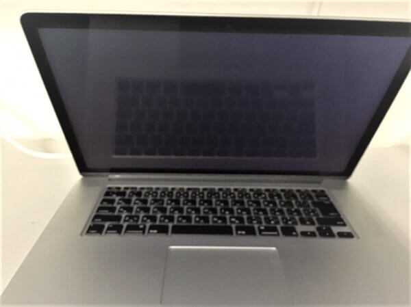 MacBook Proの電源は入る、でも画面が真っ暗なトラブルの対応事例