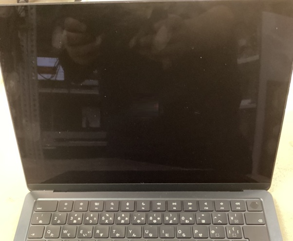 MacBookの画面が真っ暗?電源が付いているのに映らない原因と対処法