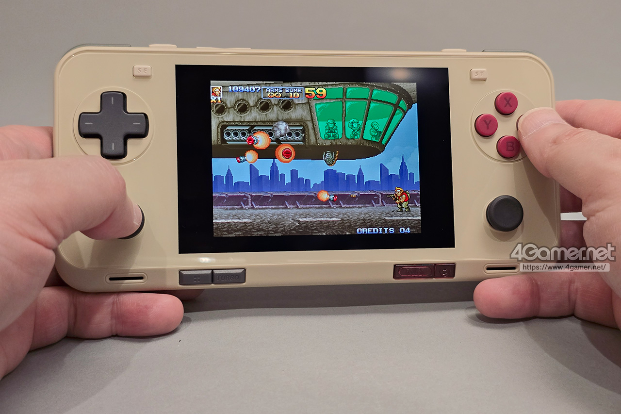 写真で見るAndroid携帯ゲーム機「AYANEO Pocket ACE」。質感の良い