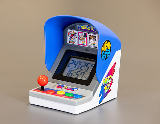 NEOGEO」のアーケード筐体を約7分の1サイズで再現したタニタ製デジタル