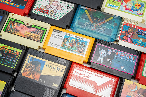 ファミコンのカートリッジに見る，草創期ならではの活気と混沌。ゲーム