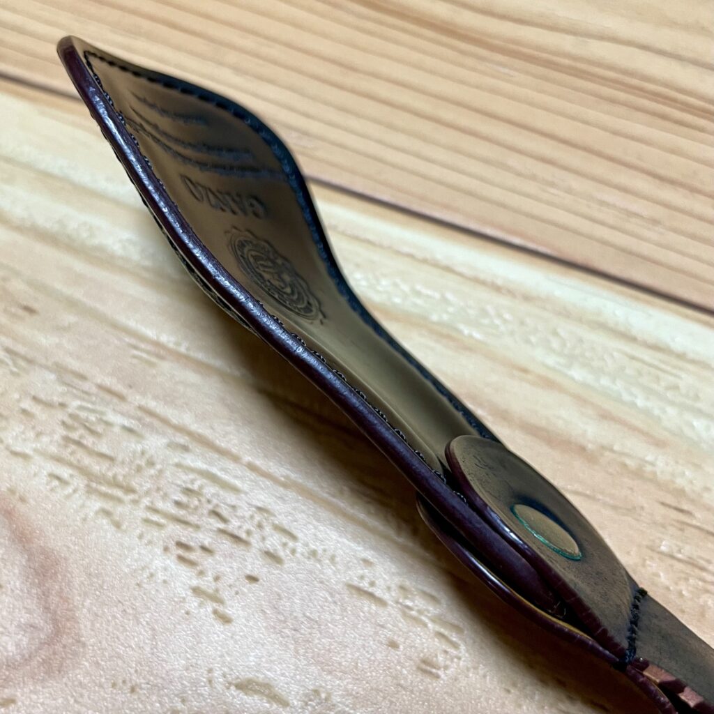 靴のために犠牲を払う靴べらよ、尊いぞ。ガンゾのシェルコードバン