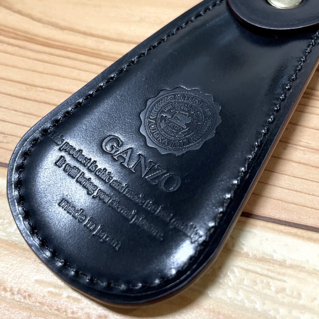 靴のために犠牲を払う靴べらよ、尊いぞ。ガンゾのシェルコードバン