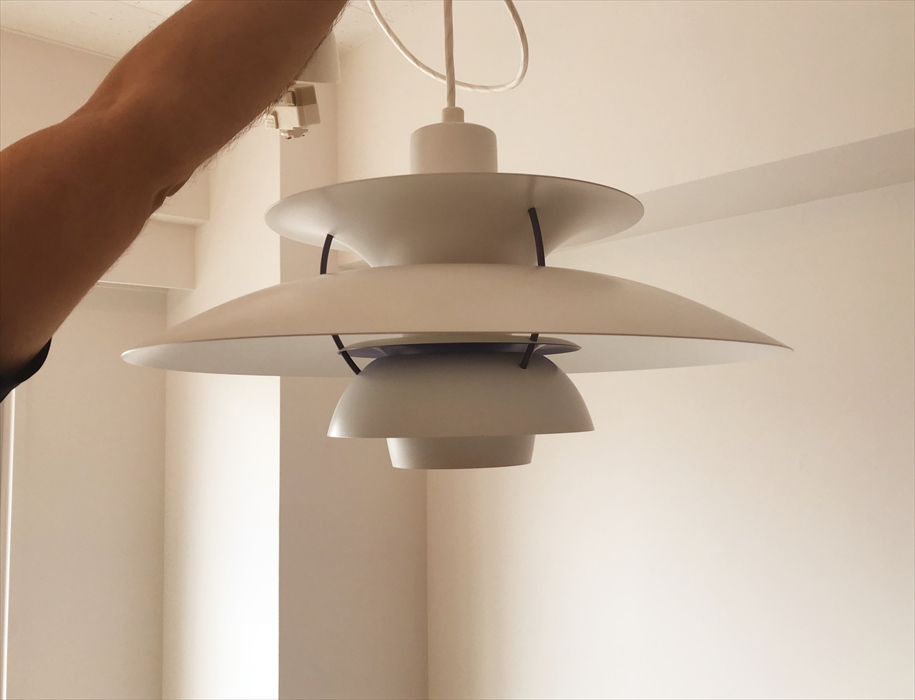 自社倉庫でデンマーク製照明をお預かり（保管）｜デザイナー：ポール