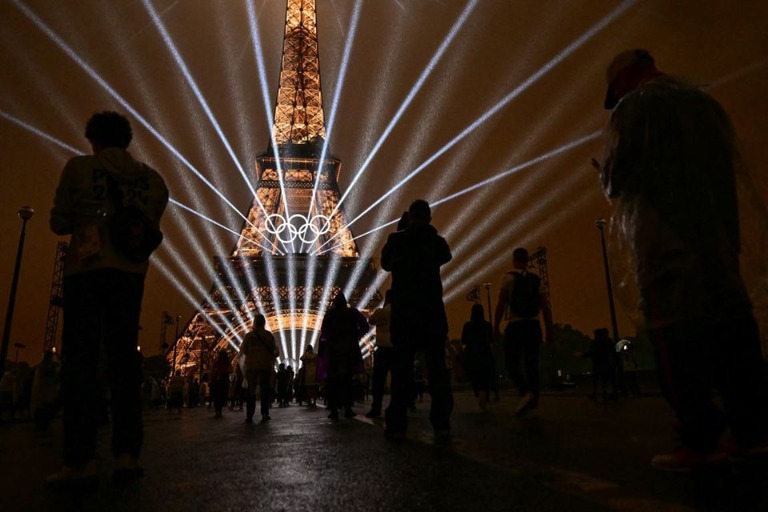 開会式に合わせ、五輪にちなんだライトアップが施されたパリの