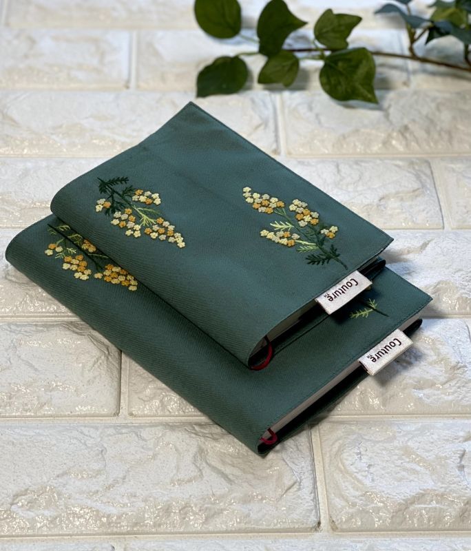 手刺繍ブックカバー