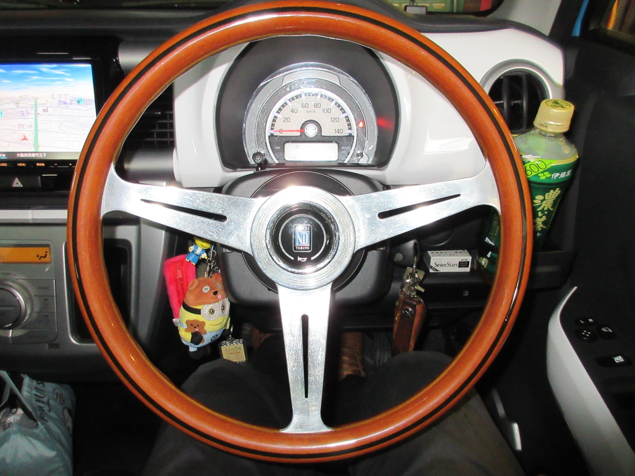 操作感に拘ってウッドのステアリングとシフトノブでコーディネートした