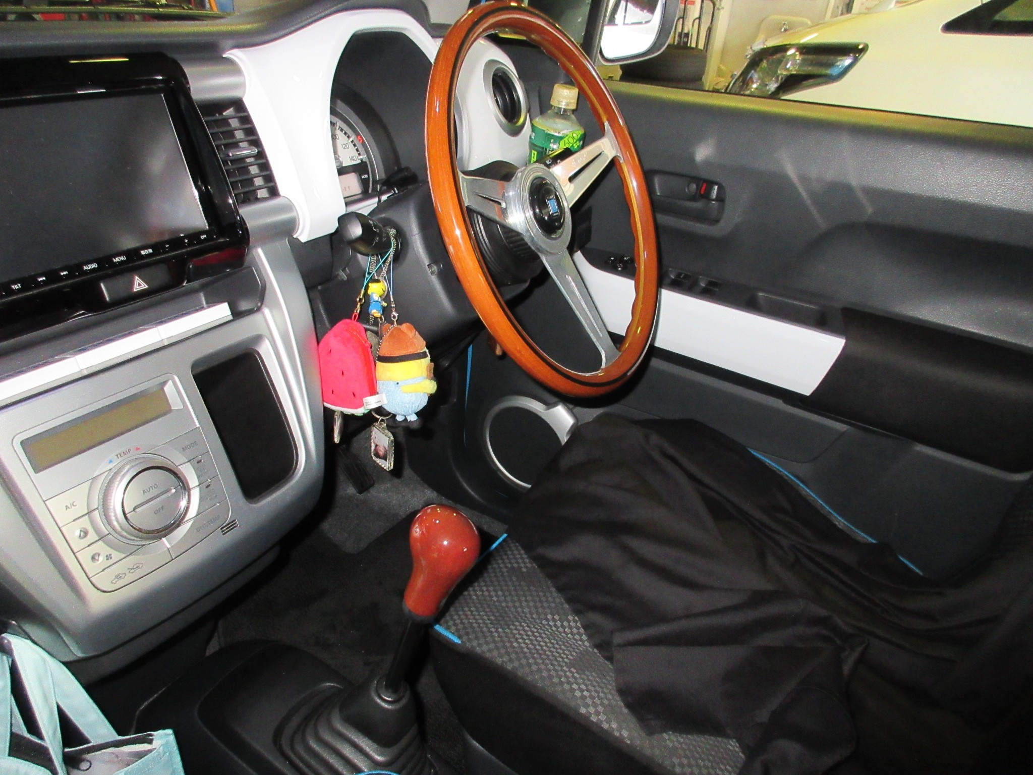 操作感に拘ってウッドのステアリングとシフトノブでコーディネートした