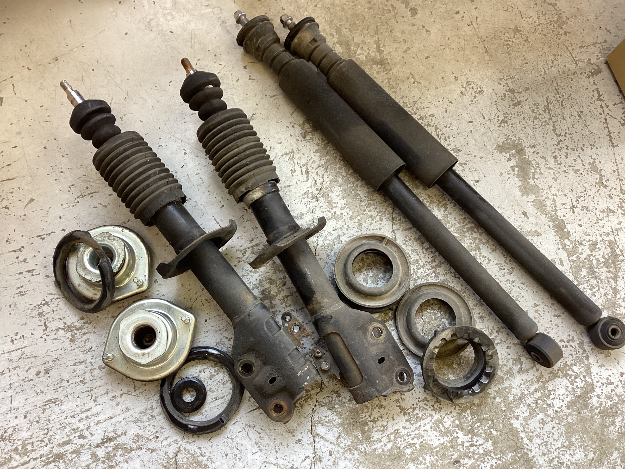 ムーヴ LA100S ショックアブソーバー交換します！ | ダイハツ ムーヴ